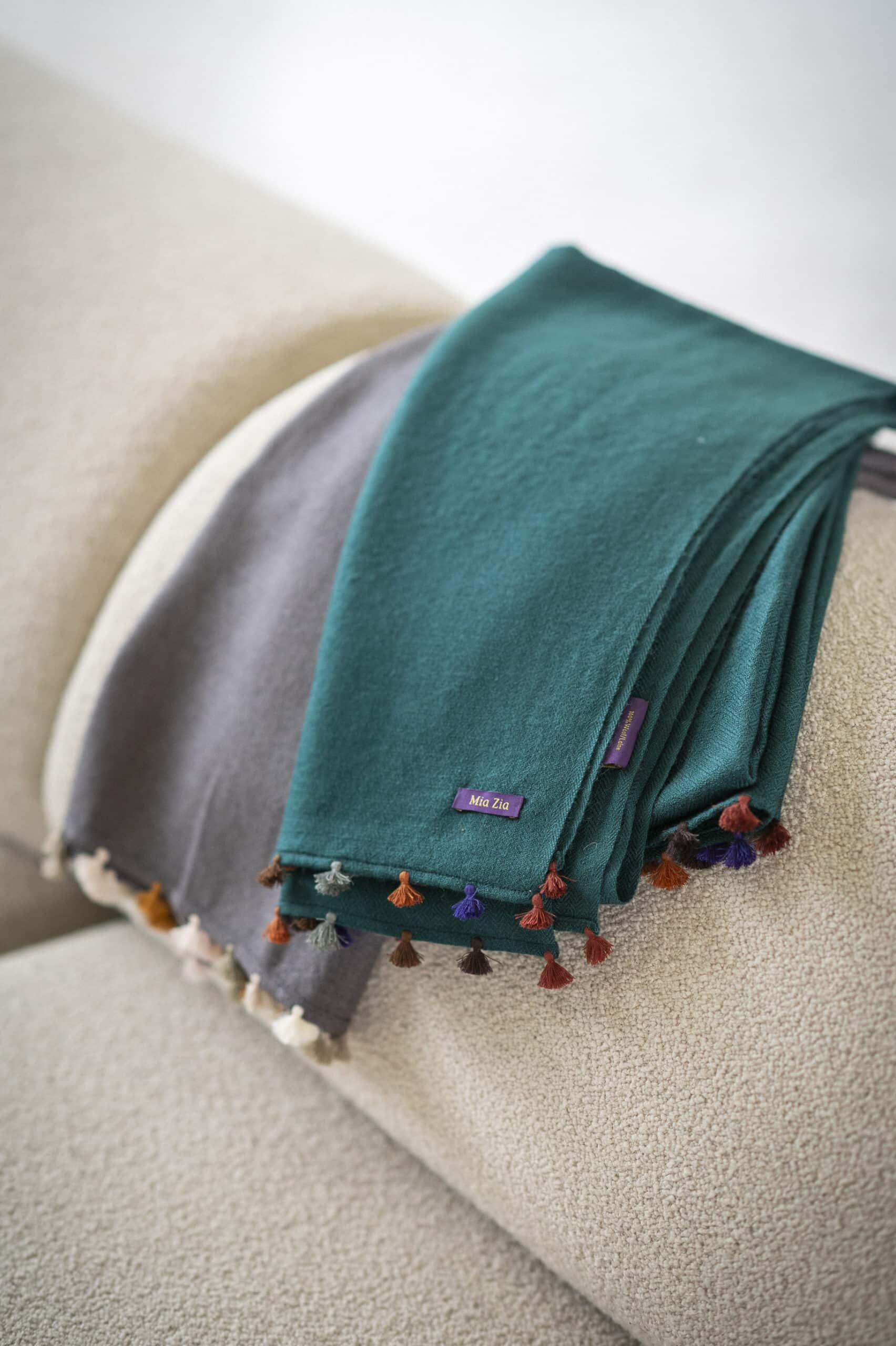 Écharpe tissée main 100% laine pompons – NANCY Émeraude – Image 3